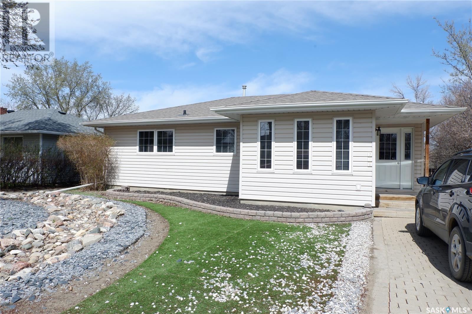 216 Dominion Rd, Assiniboia, SK S0H 0B0