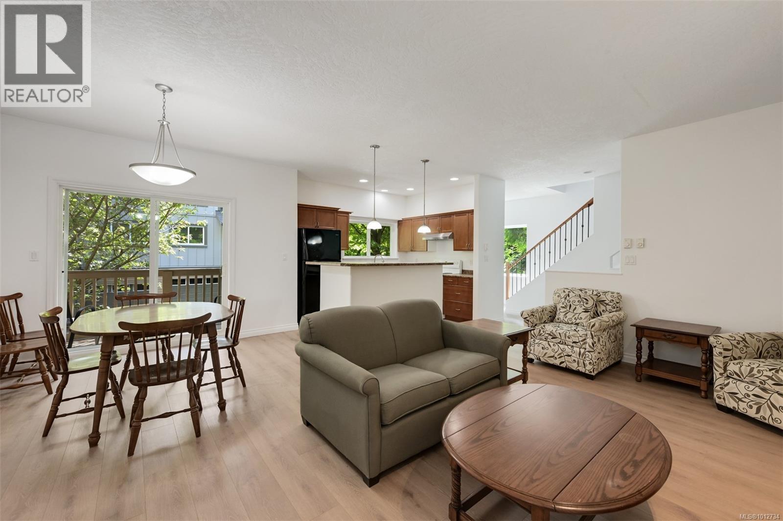 1405 Mallek Cres Unit 2 Cres, Victoria, BC V8T 0A3
