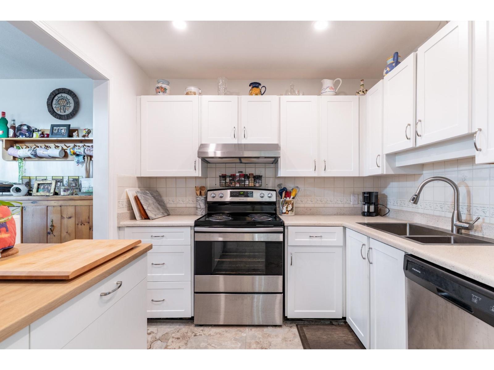15130 Roper Avenue Unit 204, White Rock, BC V4B 2E7