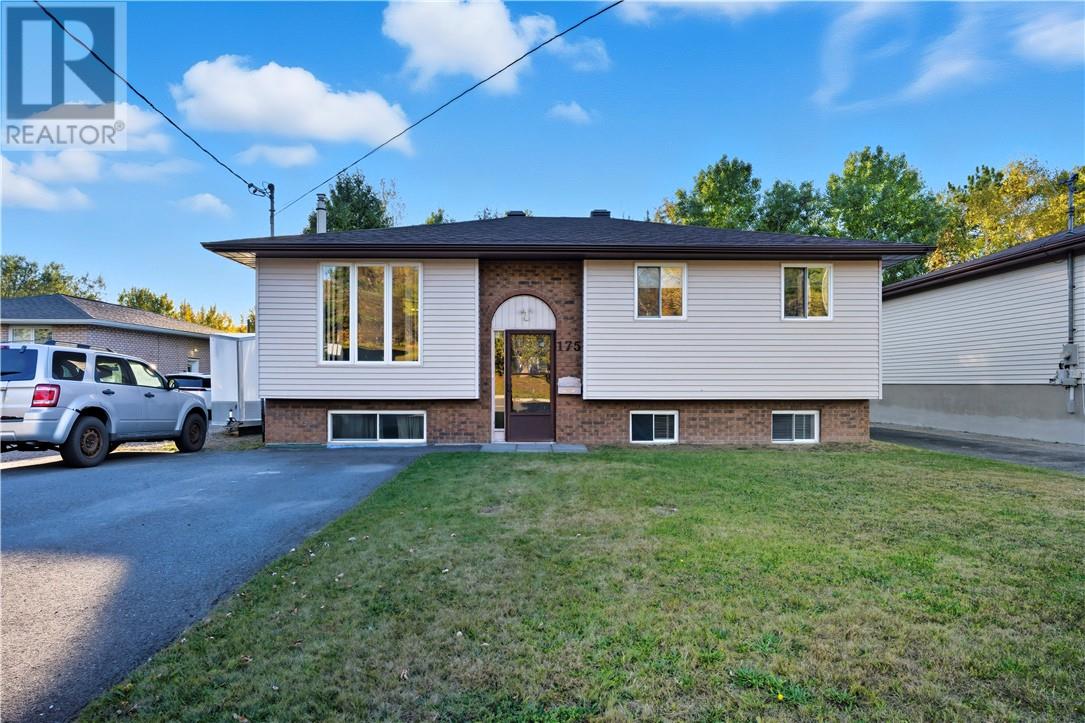 175 Moonlight Ave, Sudbury, ON P3B 3V9
