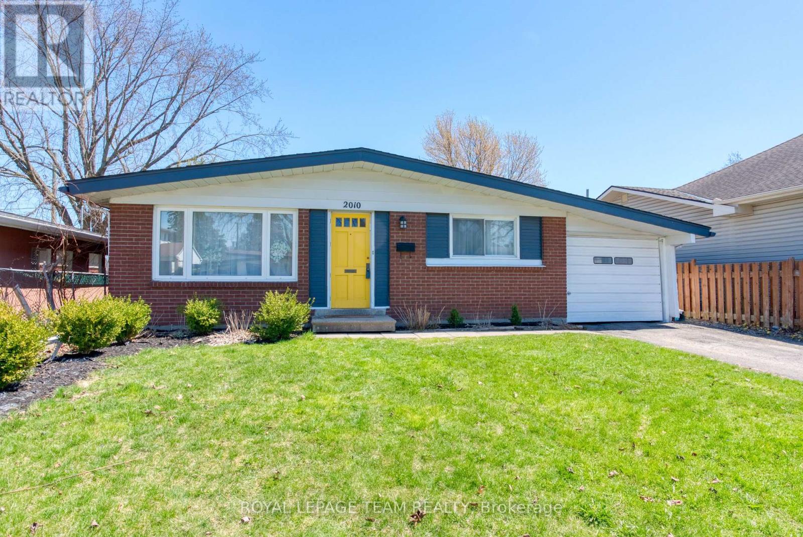 2010 Featherston Dr, Ottawa, ON K1H 6P9