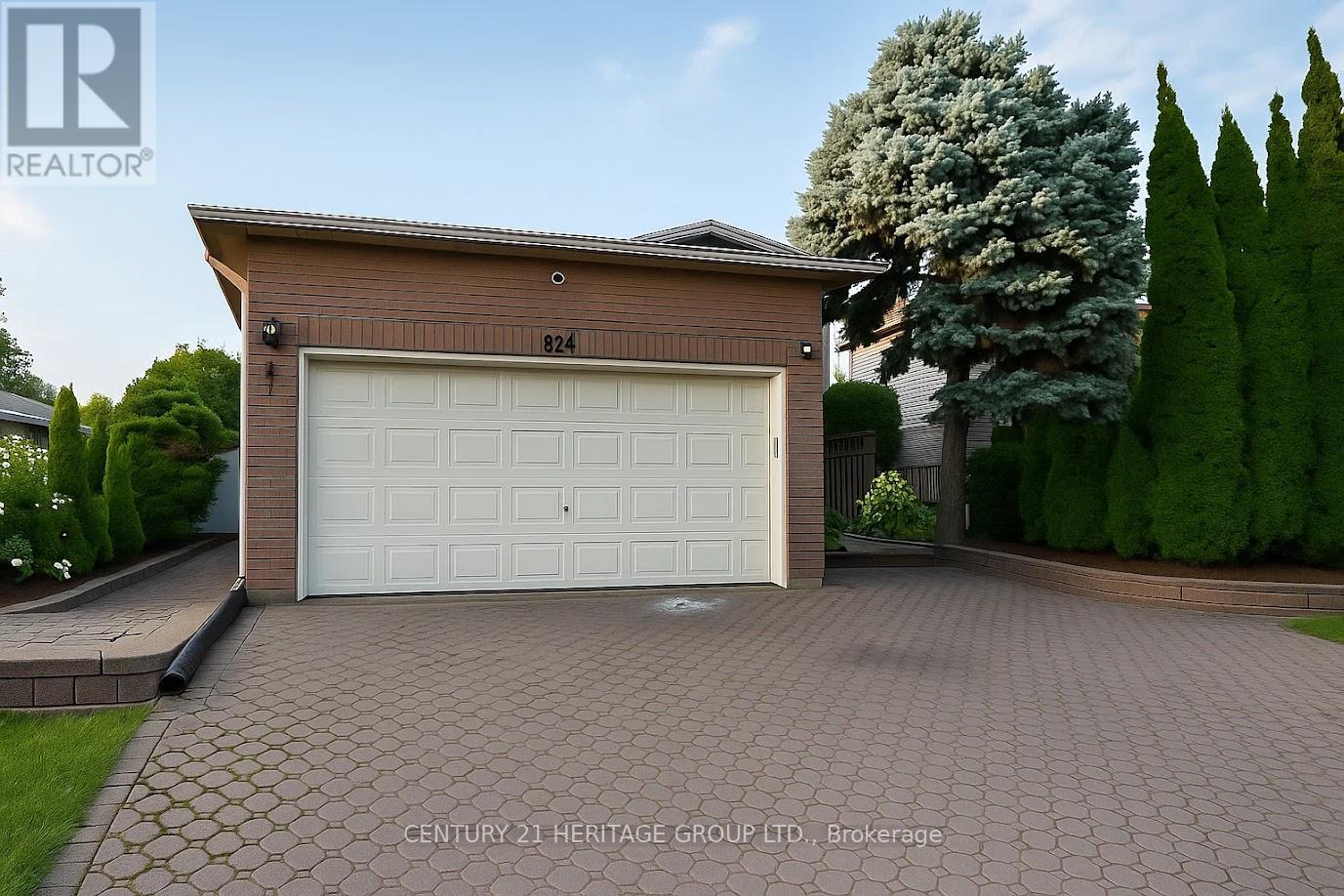 824 Thornton Rd N, Oshawa, ON L1J 0E1