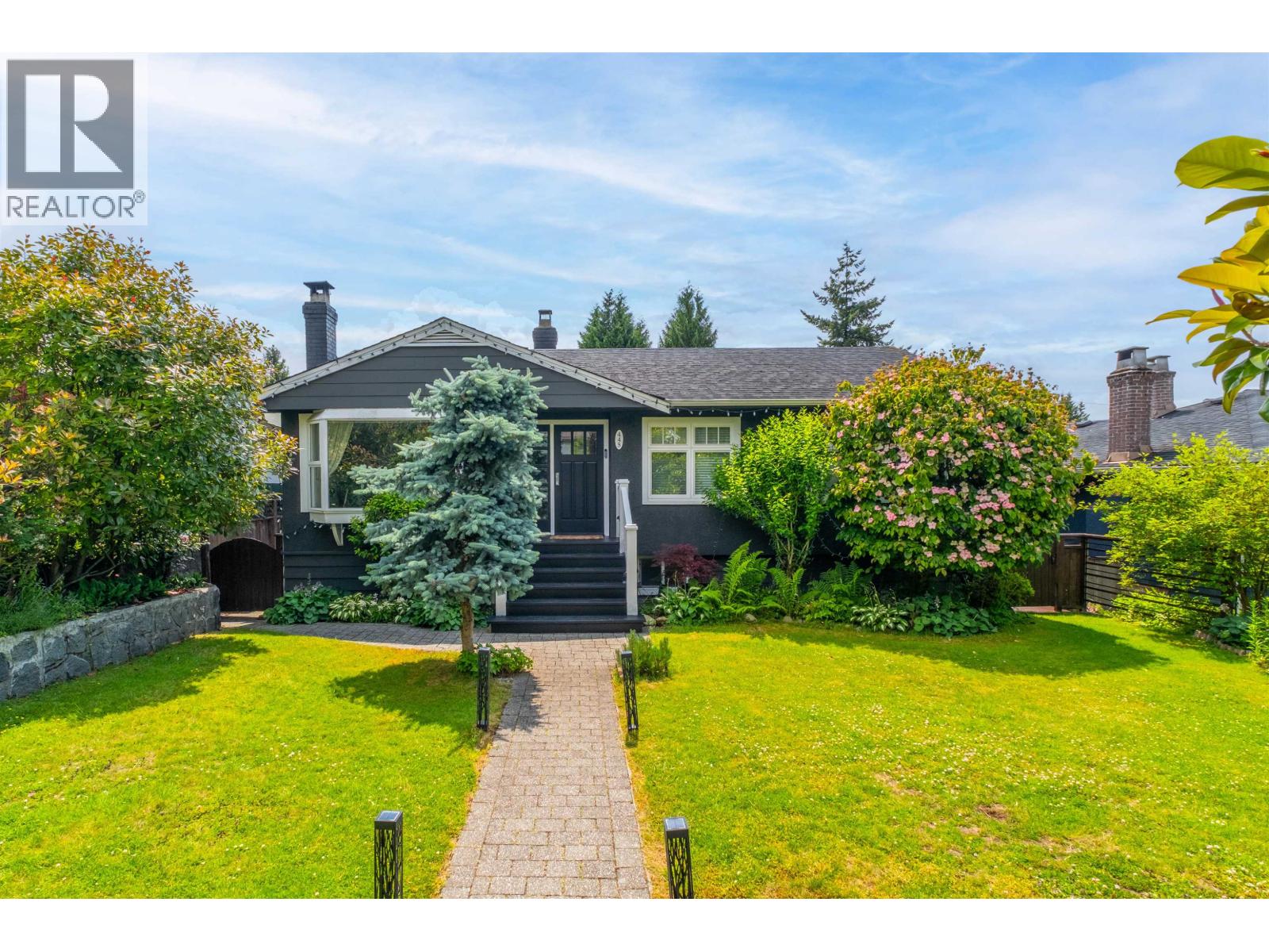 445 W 26th St, North Vancouver, BC V7N 2G9