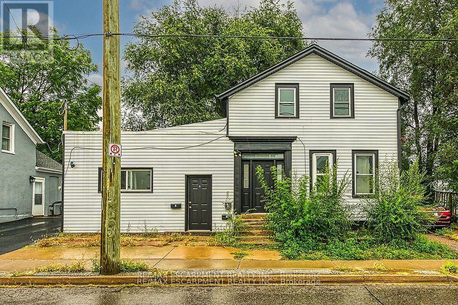 43 Centre St, St. Catharines, ON L2R 3A8