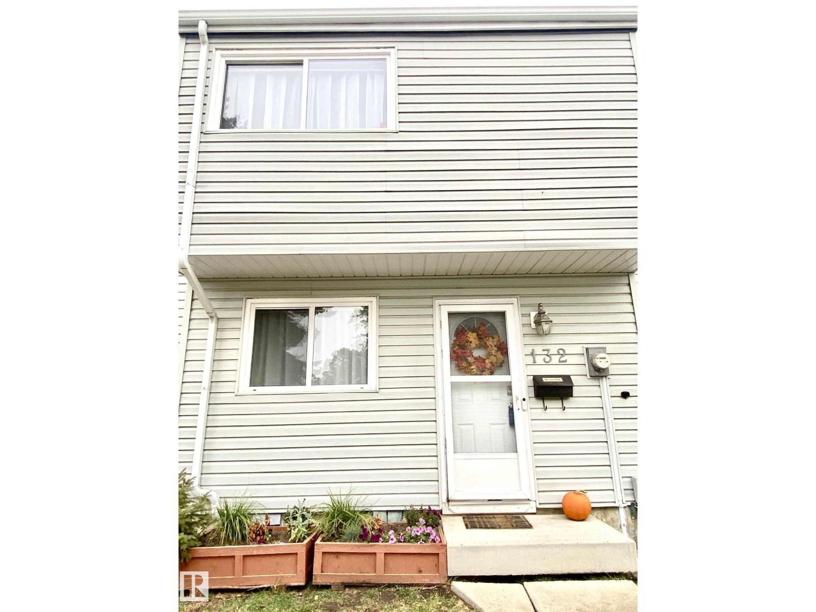 132 Dickinsfield Co NW, Edmonton, AB T5E 5V8