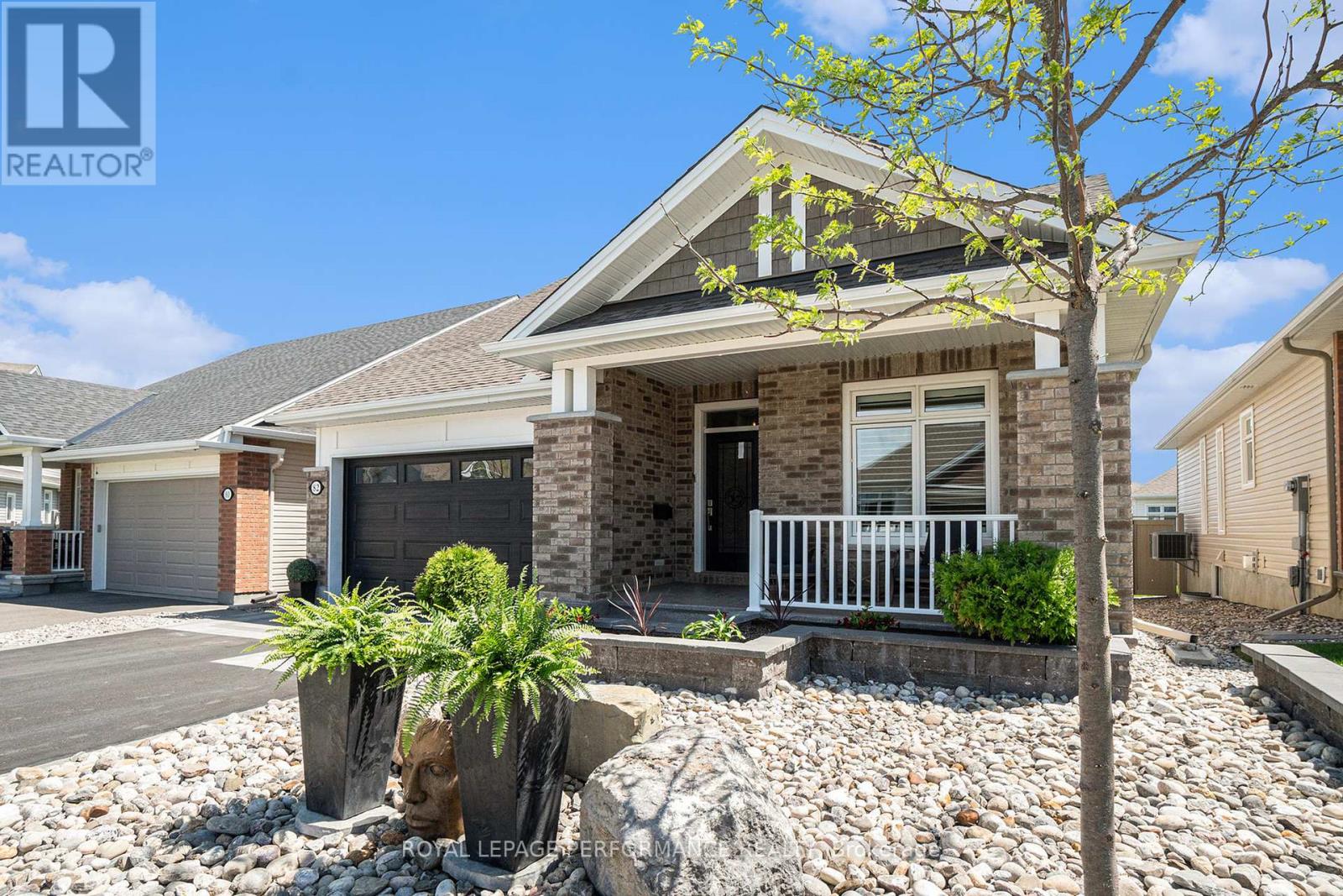 82 Kayenta St, Ottawa, ON K2S 2K7