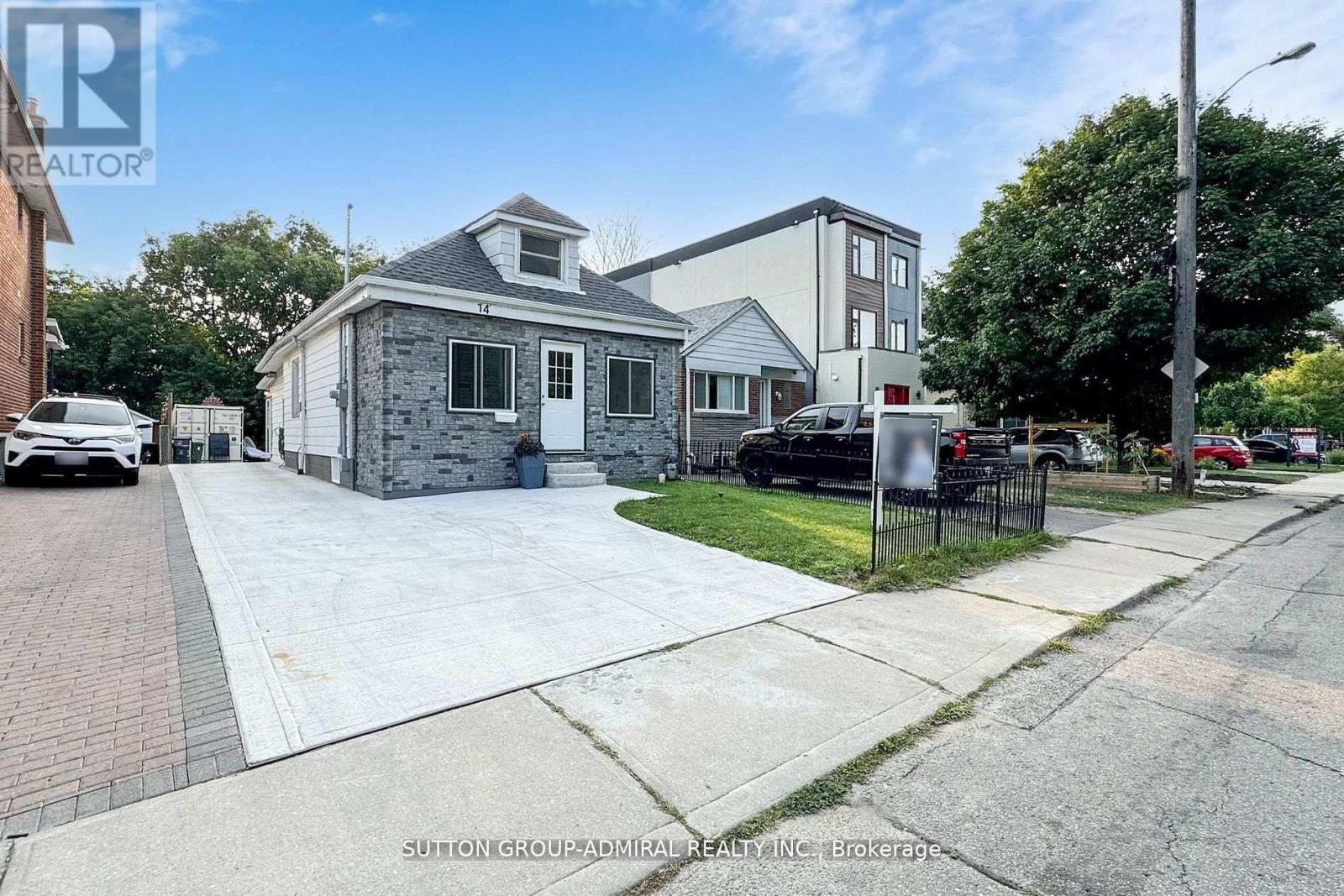 14 Spears St, Toronto, ON M6N 3X7