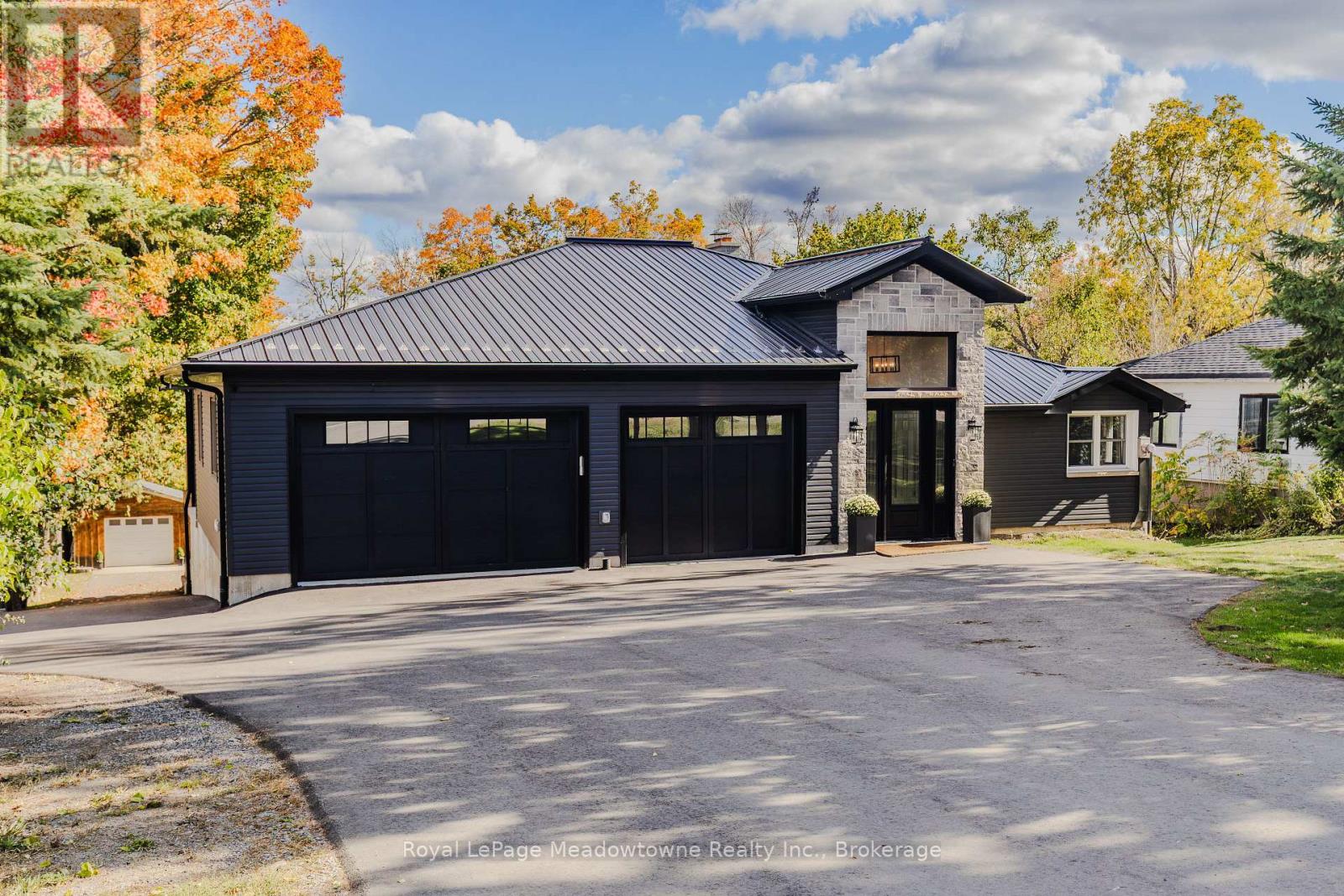 2632 Lakefield Rd, Selwyn, ON K9J 6X5
