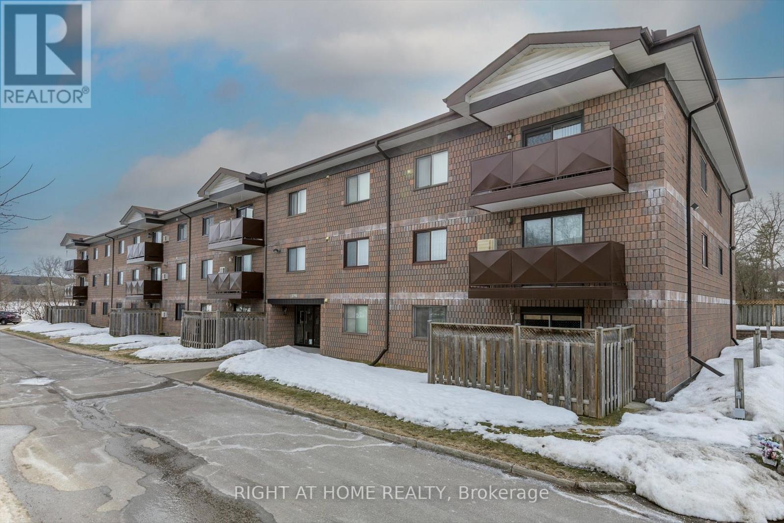 208 795 Sherbrooke St, Peterborough, ON K9J 2R2
