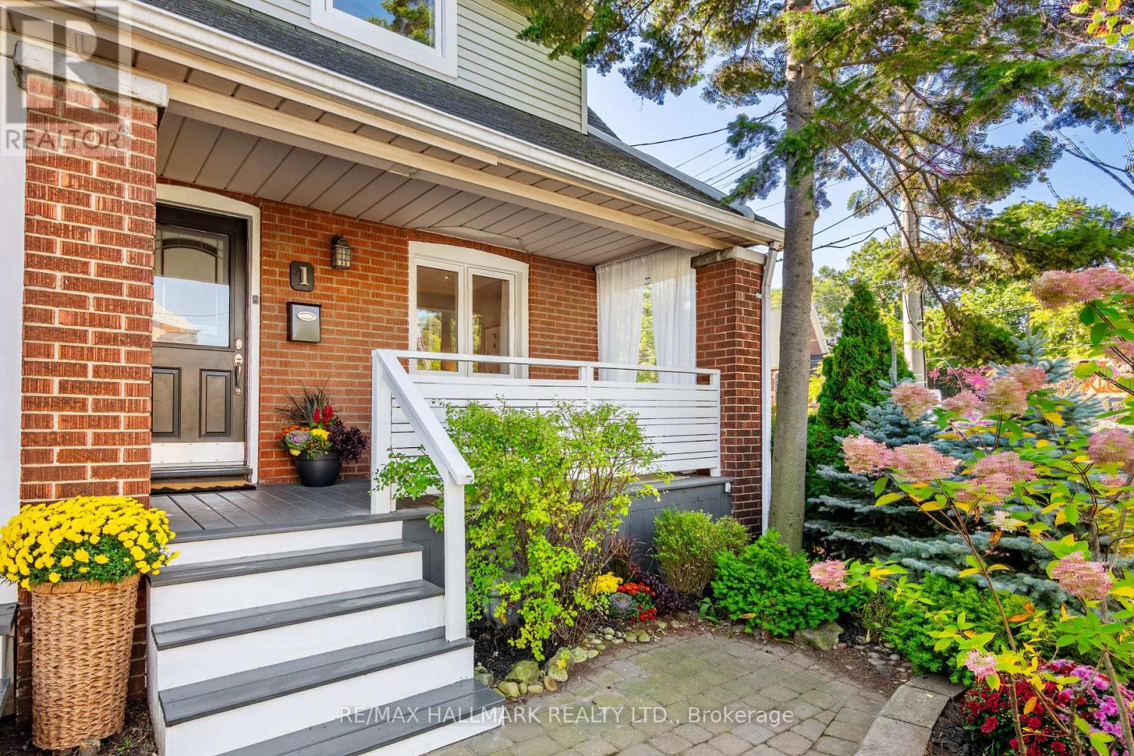 1 Heyworth Cres, Toronto, ON M4E 1T6