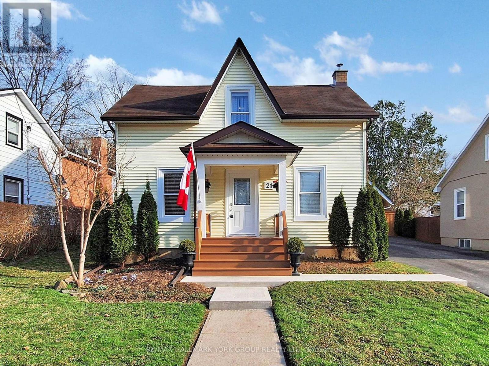 21 Irwin Ave, Aurora, ON L4G 3G1