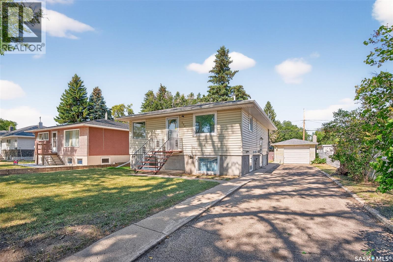 806 Grandview St W, Moose Jaw, SK S6H 5L8