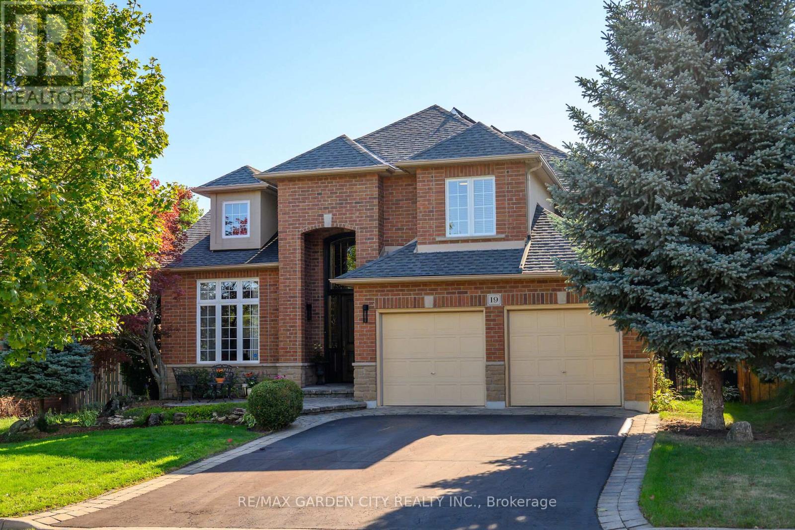 19 Golf Woods Dr, Grimsby, ON L3M 5P5