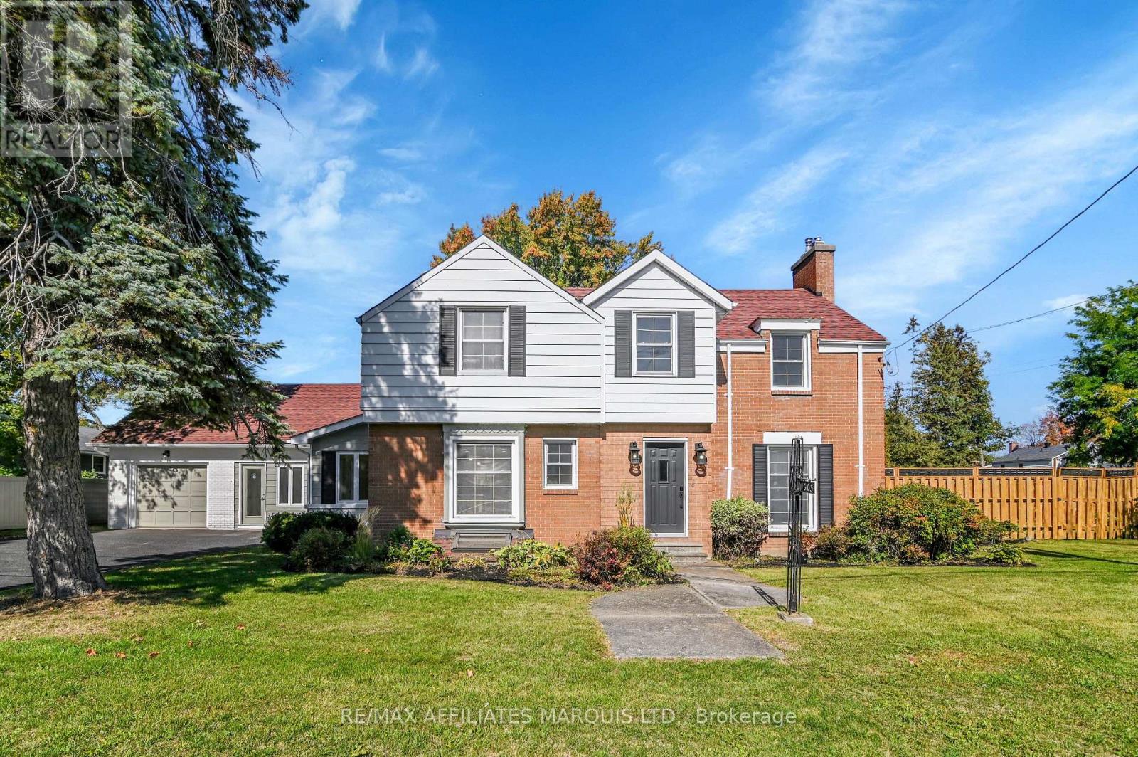 1603 Peter St, Cornwall, ON K6J 1W7
