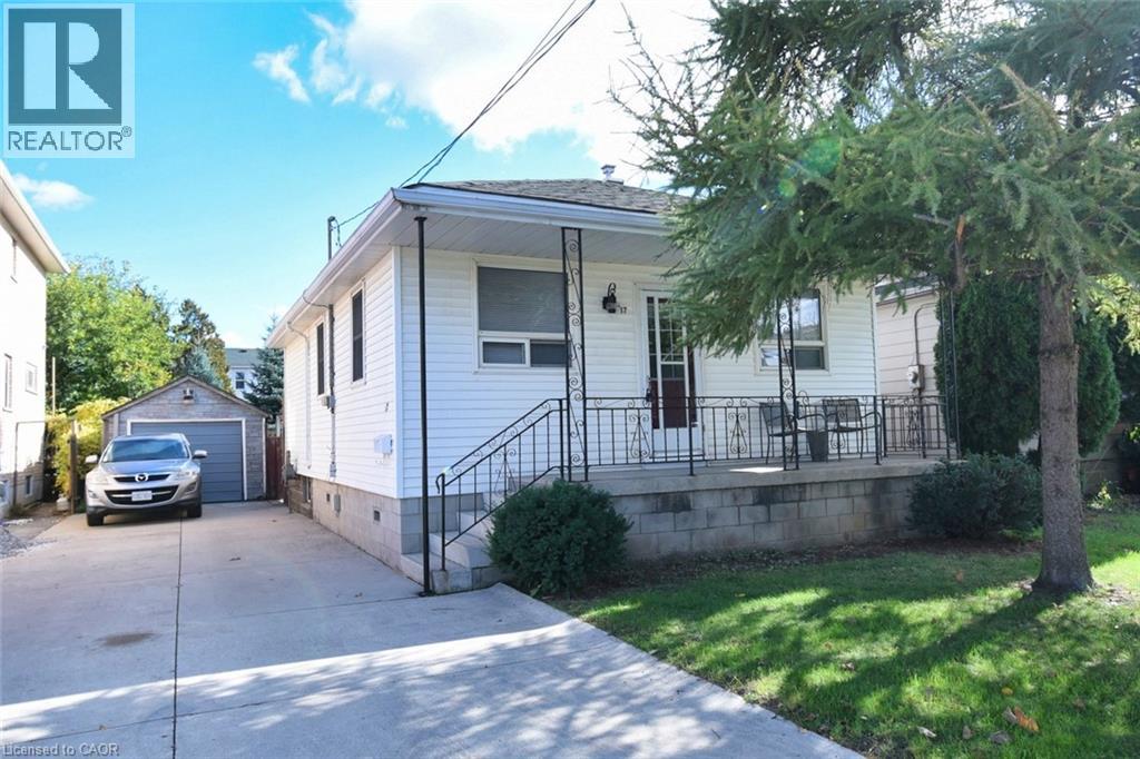 17 Craigroyston Rd, Hamilton, ON L8H 1A2