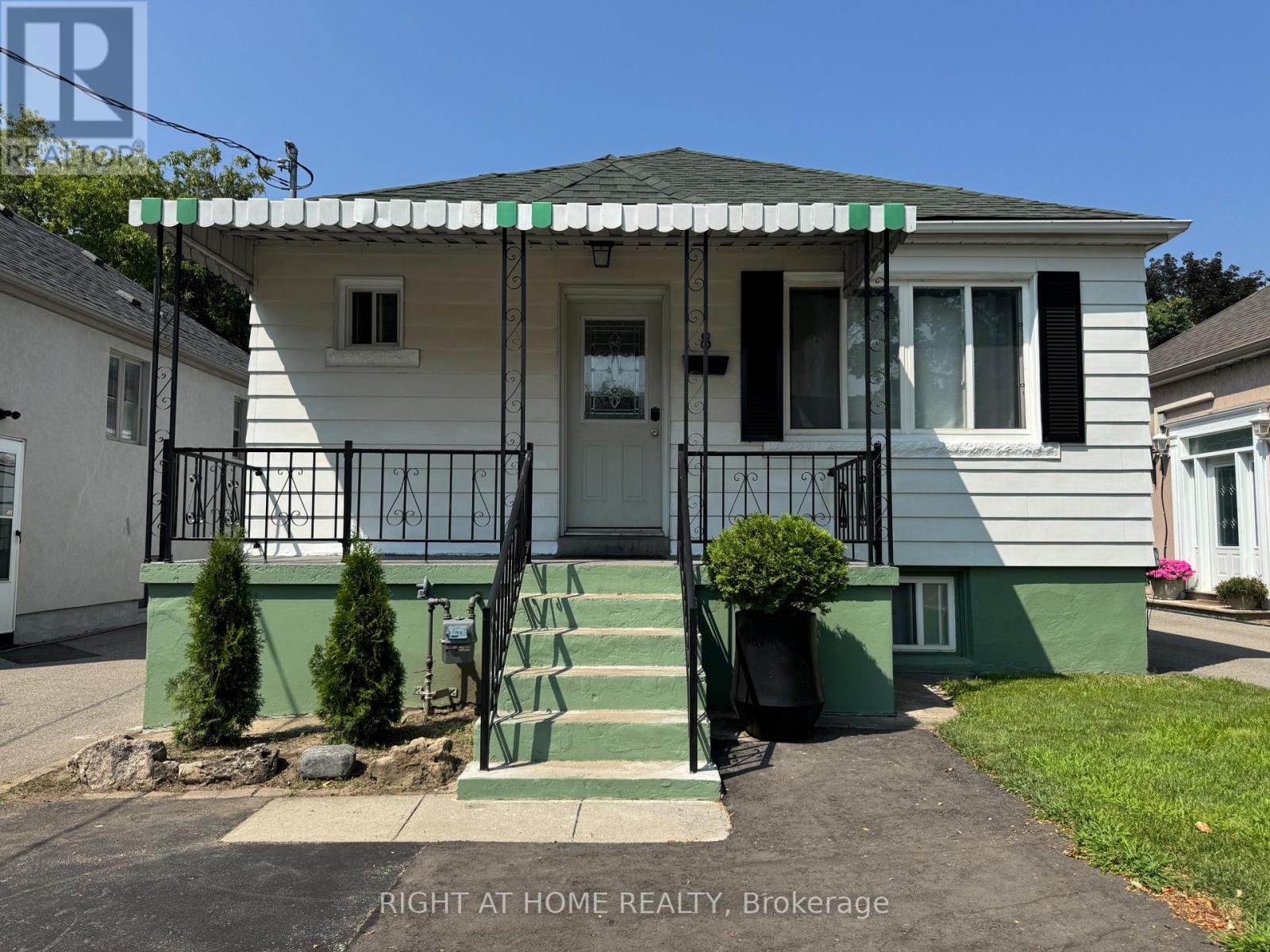 8 Culnan Ave, Toronto, ON M8Z 5A8