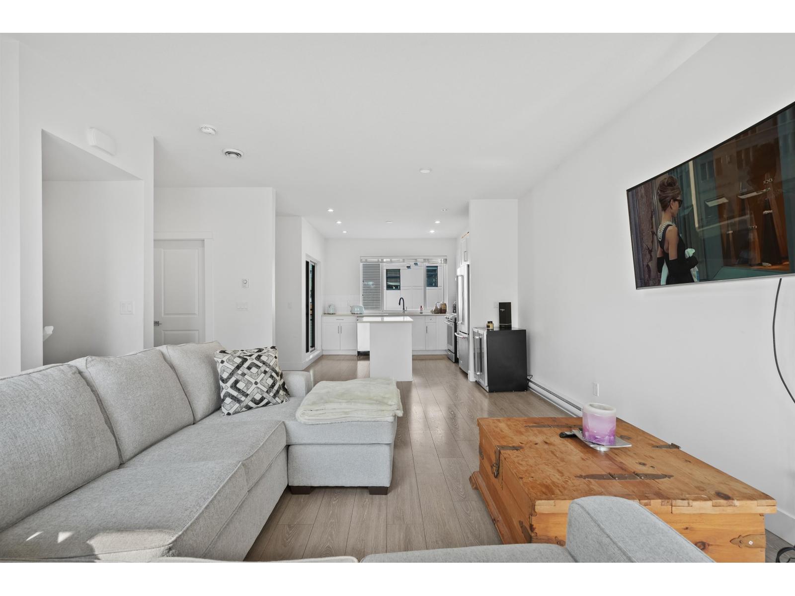 16433 19th Avenue Unit 8, Surrey, BC V4A 9M5