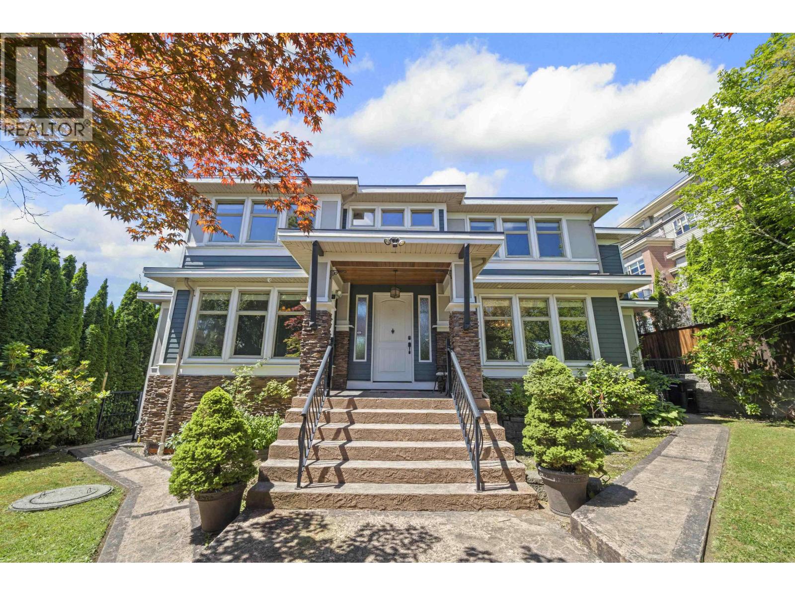 481 Holdom Ave, Burnaby, BC V5B 3V3