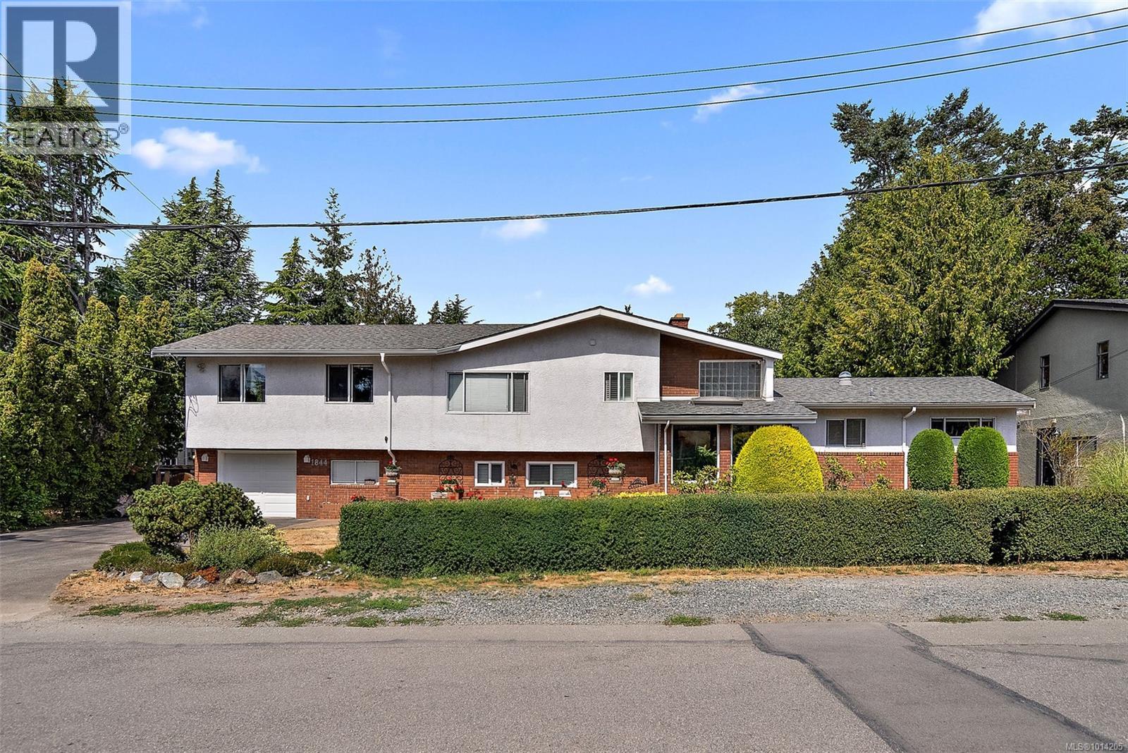 1844 Fairburn Dr, Saanich, BC V8N 1P9