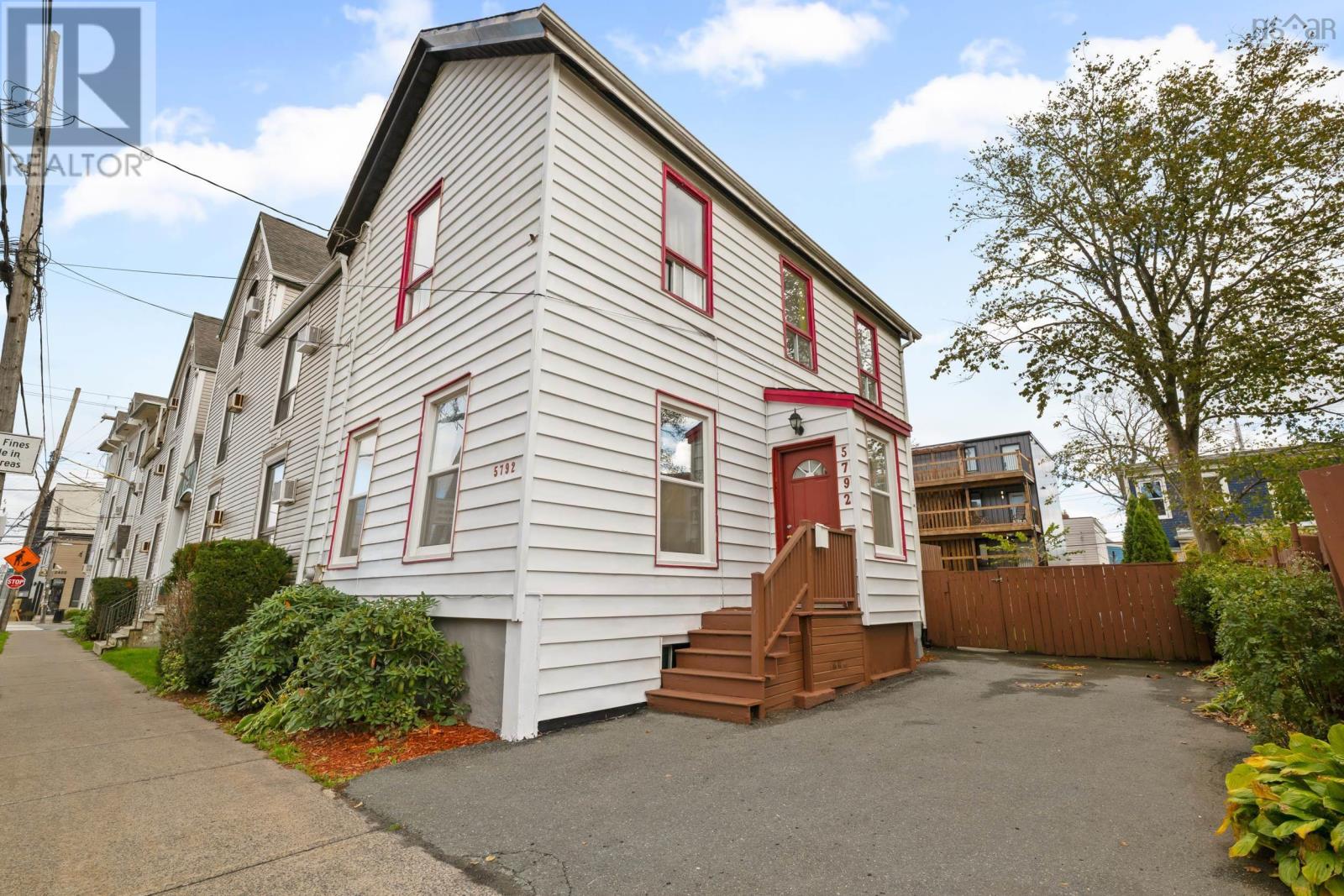 5792 West St, Halifax, NS B3K 1H8