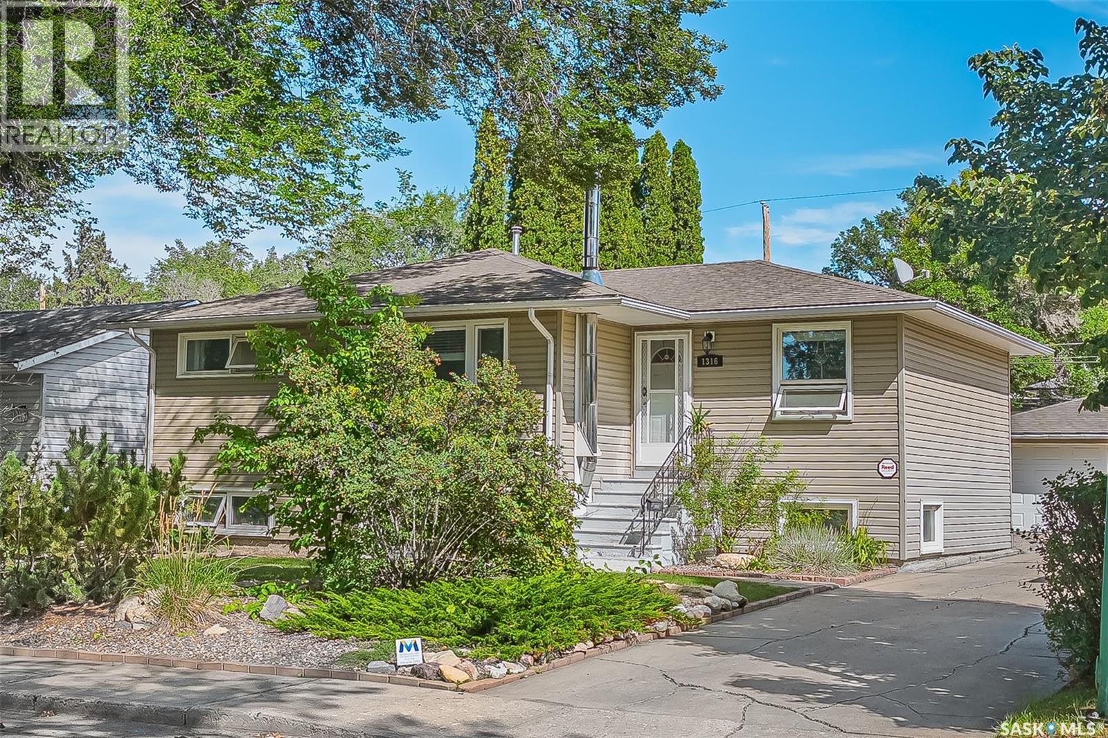 1316 J Ave N, Saskatoon, SK S7L 2L8