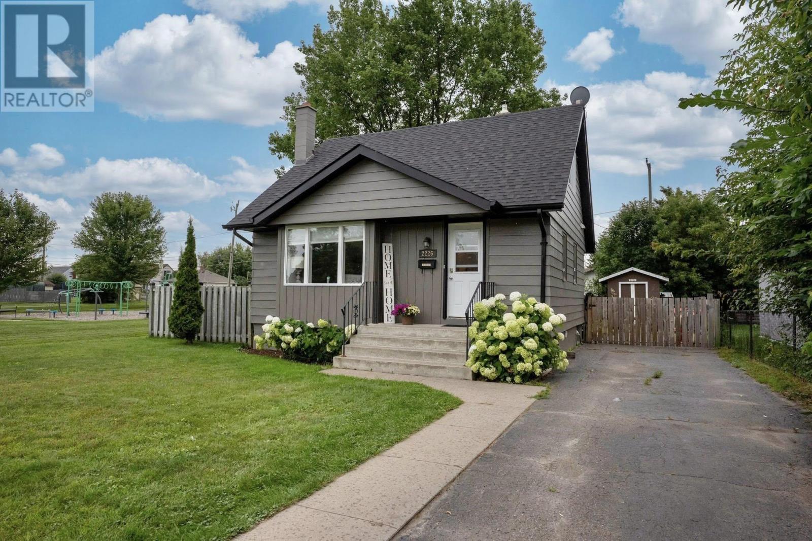 2226 Mcgregor Ave, Thunder Bay, ON P7E 5G7