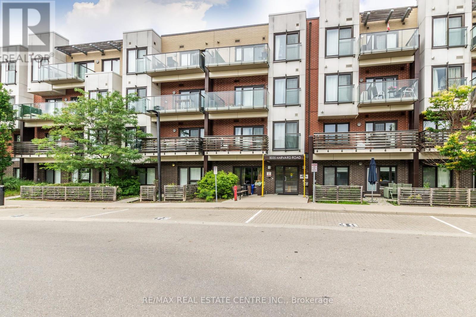 209 5035 Harvard Rd, Mississauga, ON L5M 6J3