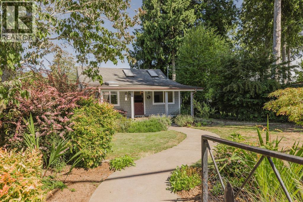 698 Franklin Rd, Gibsons, BC V0N 1V8