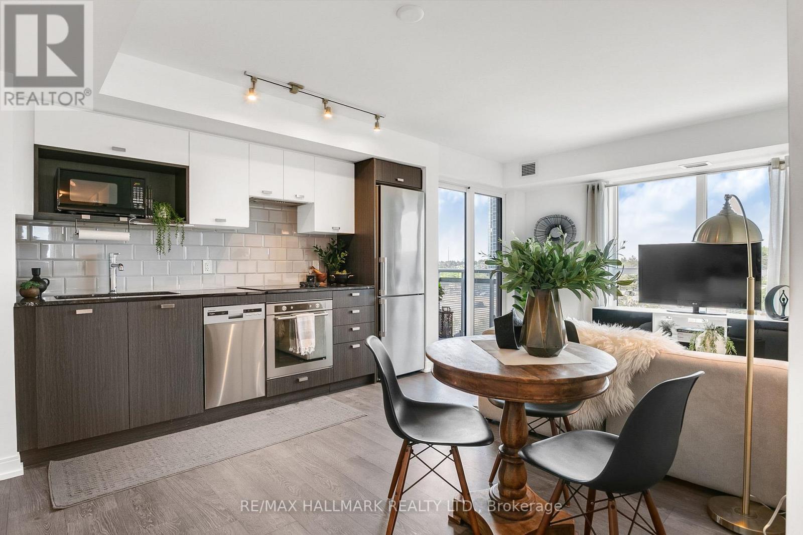 522 275 Village Green Sq, Toronto, ON M1S 0L8