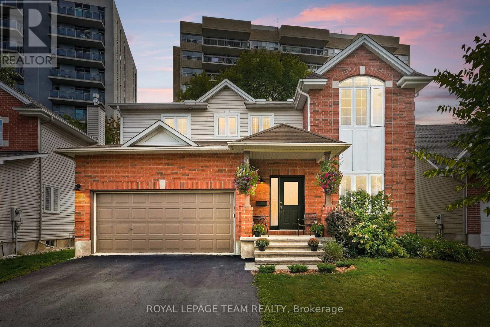 2122 Saunders Ave, Ottawa, ON K2A 4C7