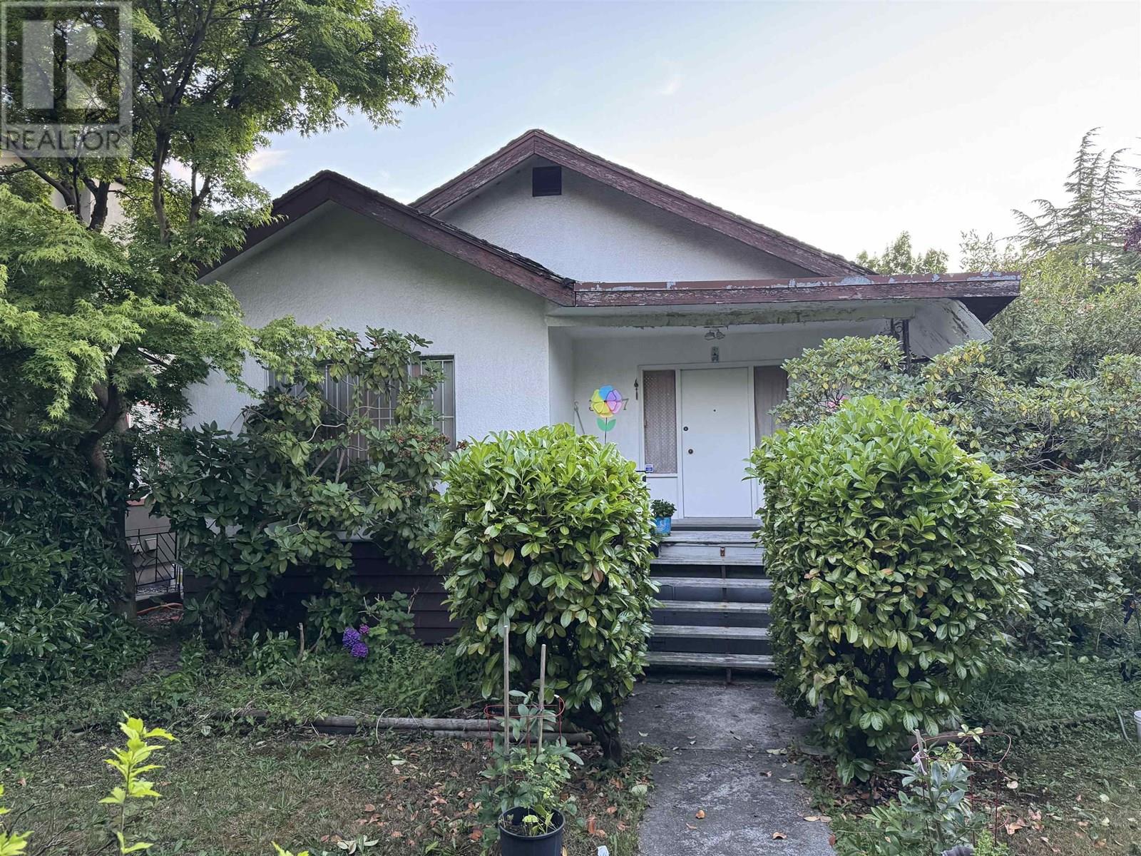 3707 Arbutus St, Vancouver, BC V6J 3Z8