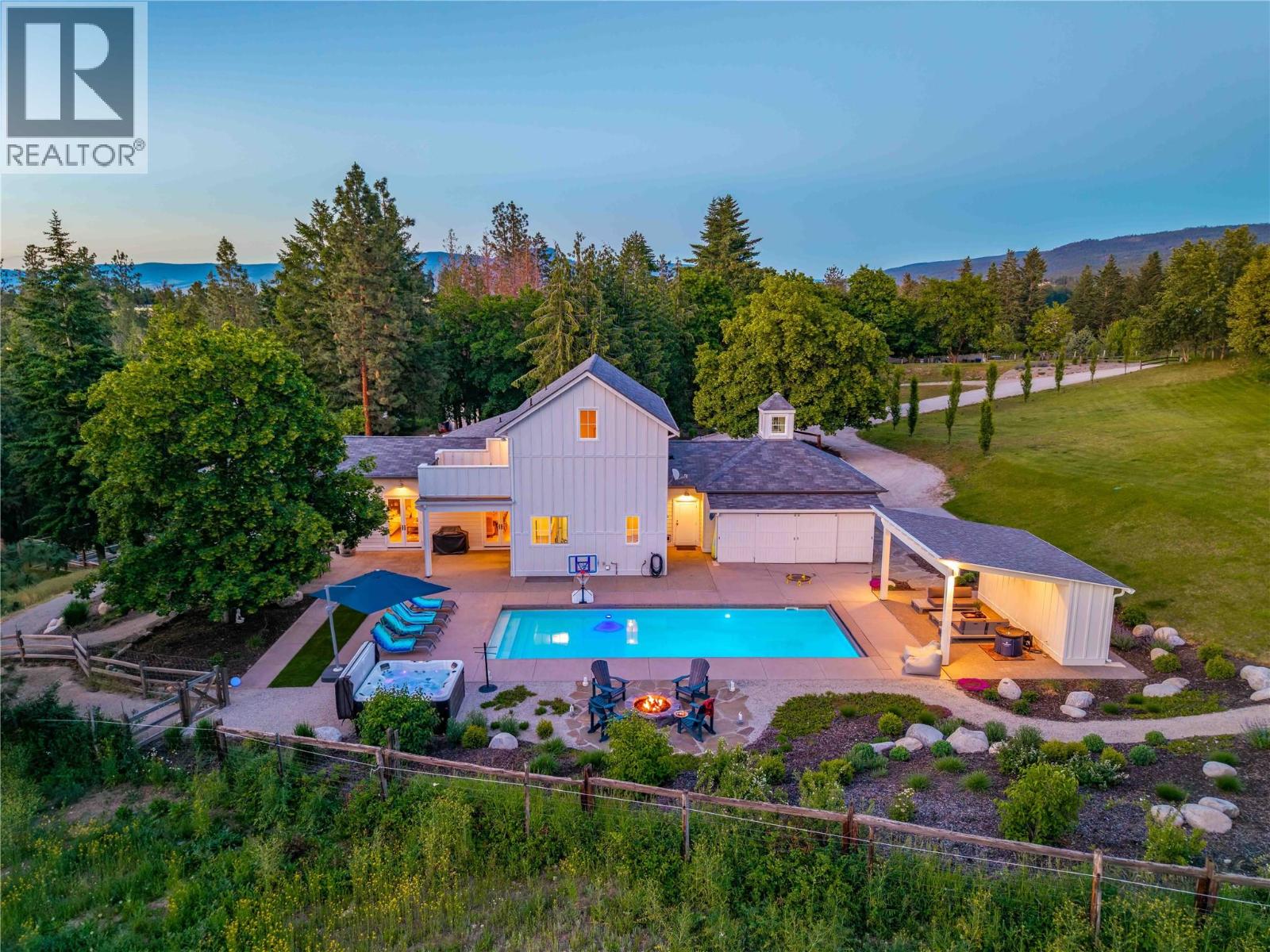 2376 Saucier Rd, Kelowna, BC V1W 4B8
