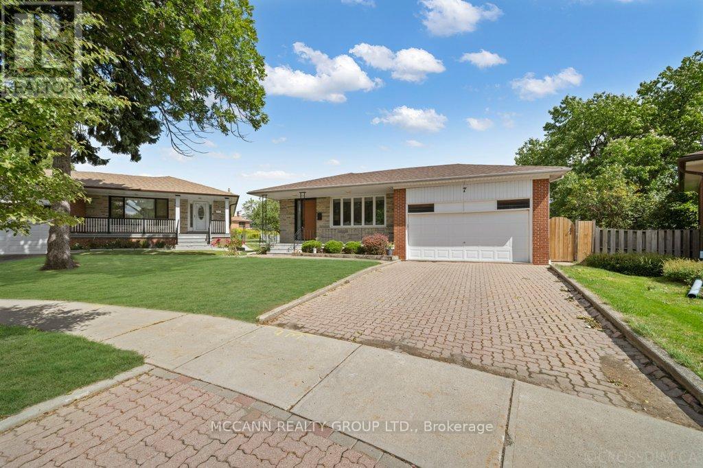 7 Carswell Pl, Toronto, ON M9R 3K7