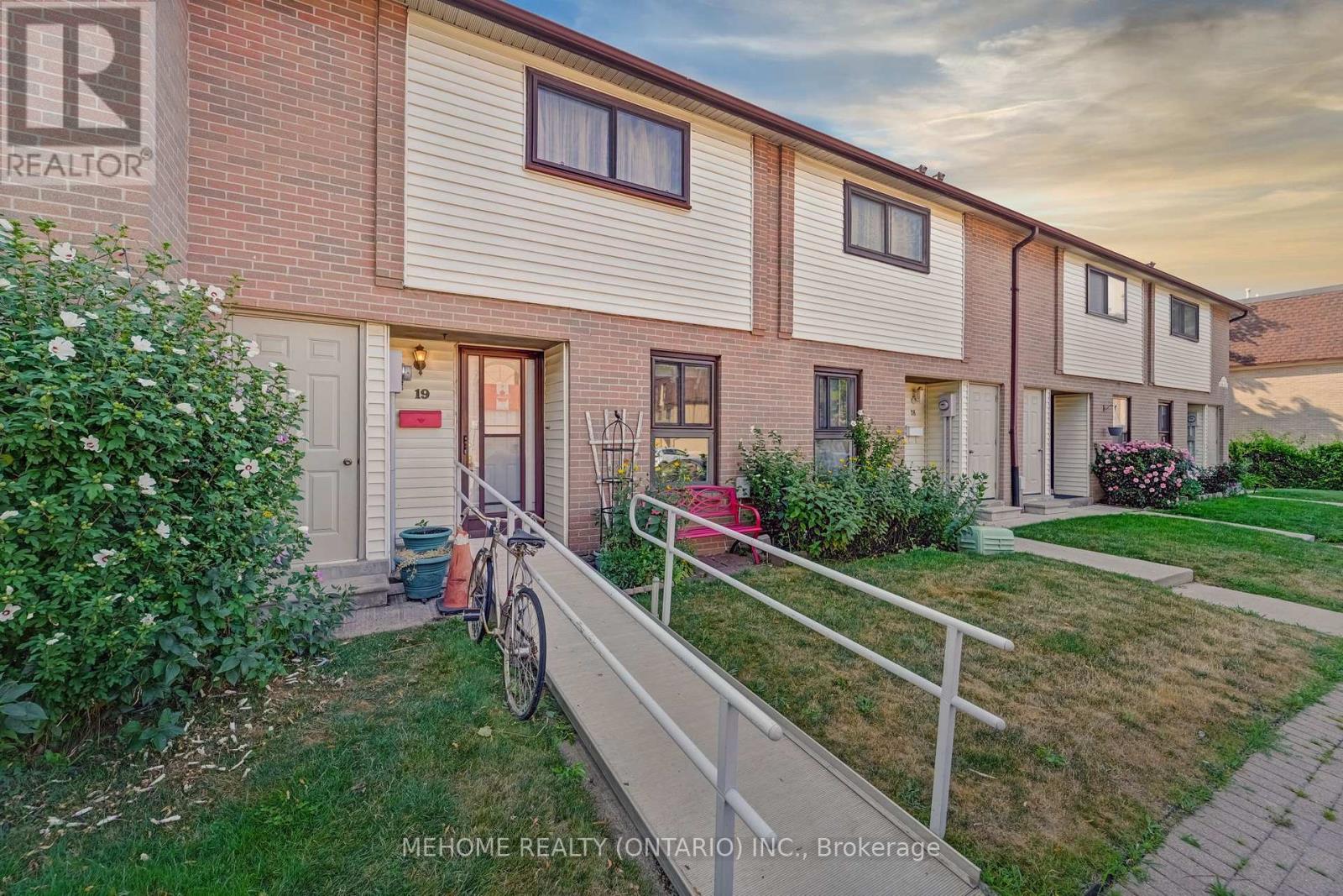 19 46 Dearbourne Blvd, Brampton, ON L6T 1J7