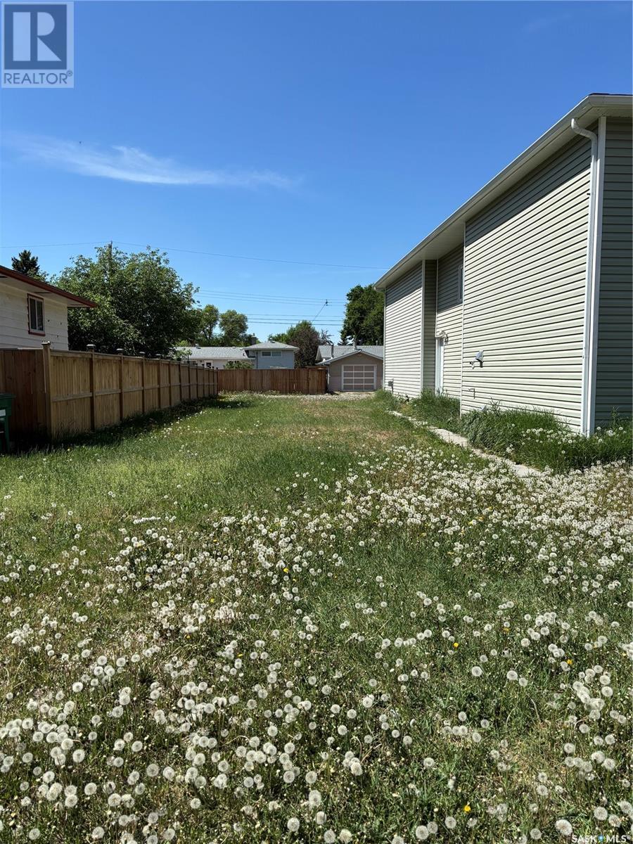 223 X Ave N, Saskatoon, SK S7K 3J8