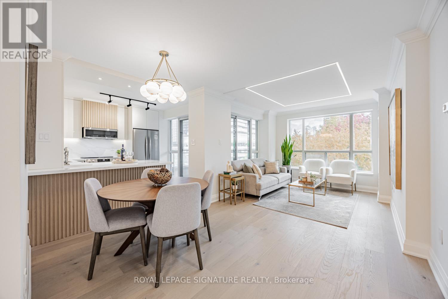 404 889 Bay St, Toronto, ON M5S 3K5