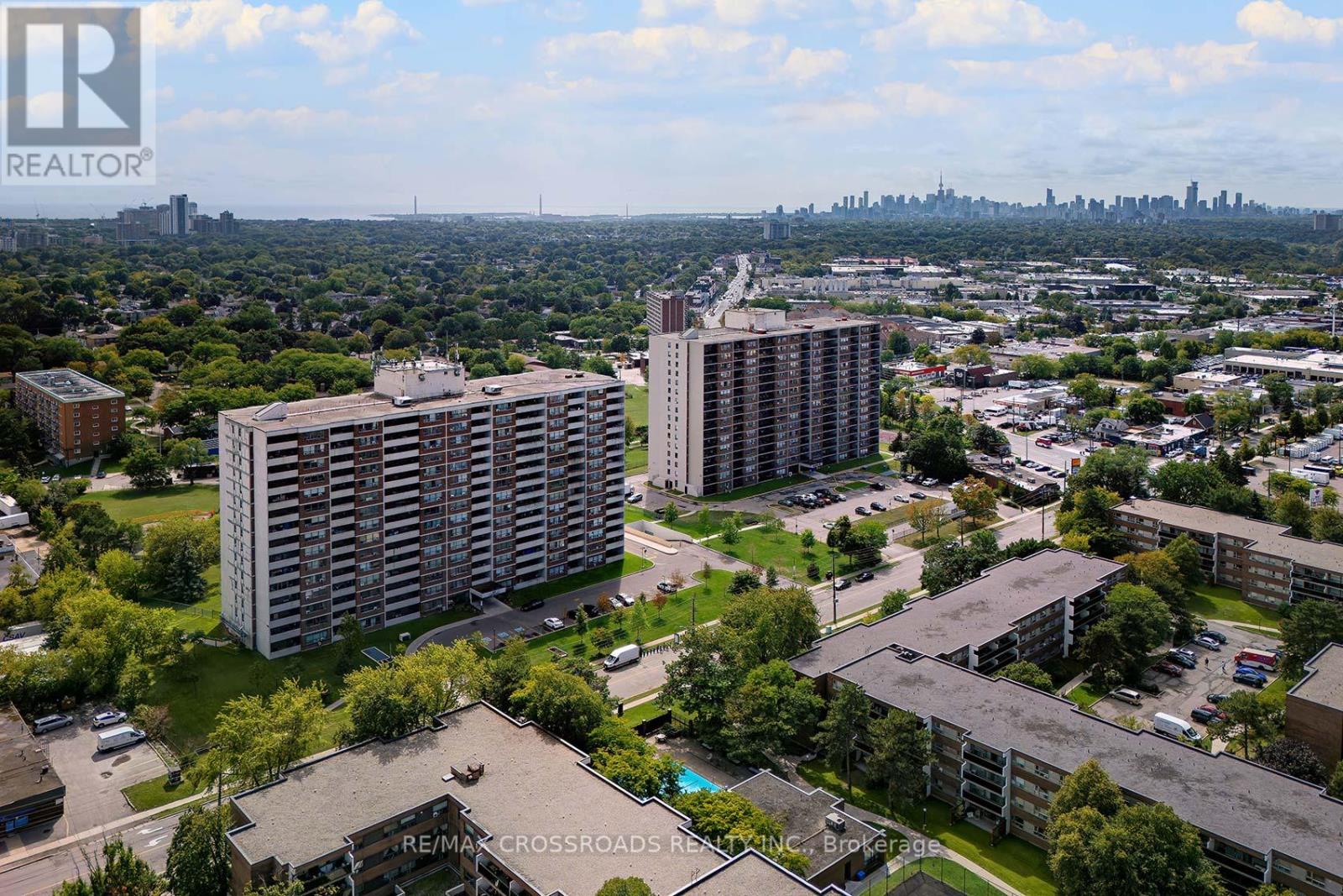 210 25 Sunrise Ave, Toronto, ON M4A 2S2