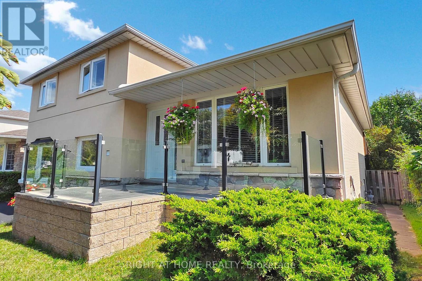 1592 Otterby Rd, Mississauga, ON L4X 1W7