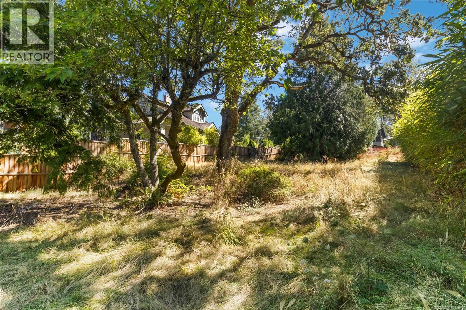 933 Woodhall Dr, Saanich, BC V8X 3L7
