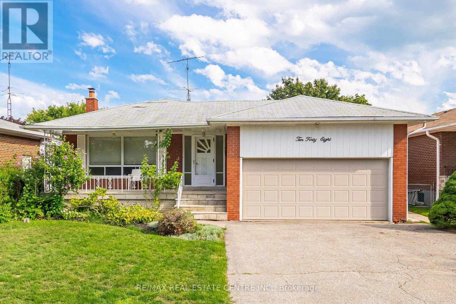 1048 Melton Dr, Mississauga, ON L4Y 1L2