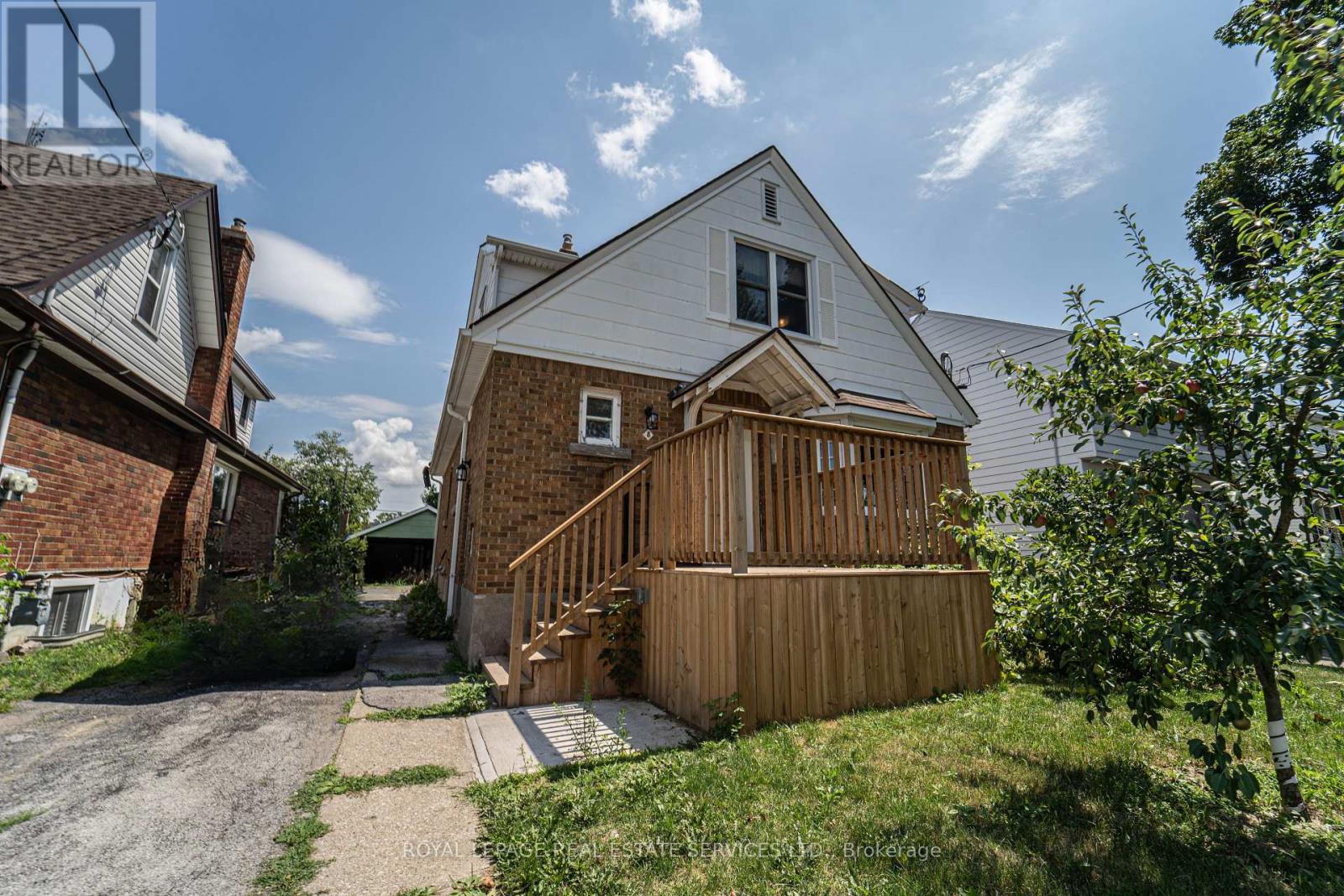 8 Bruce St, St. Catharines, ON L2R 5S6
