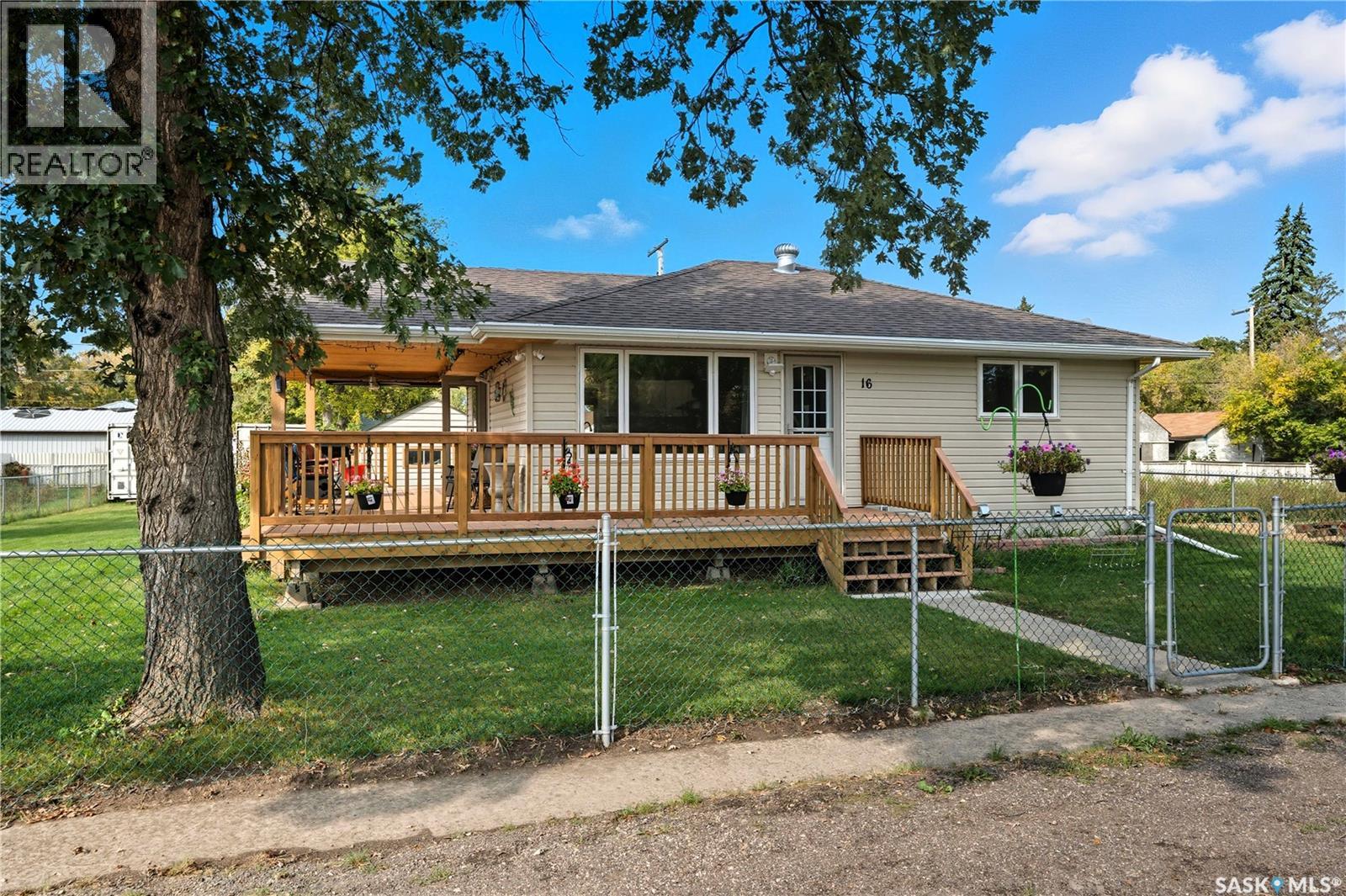 16 Walsh St, Qu'Appelle, SK S0G 4A0