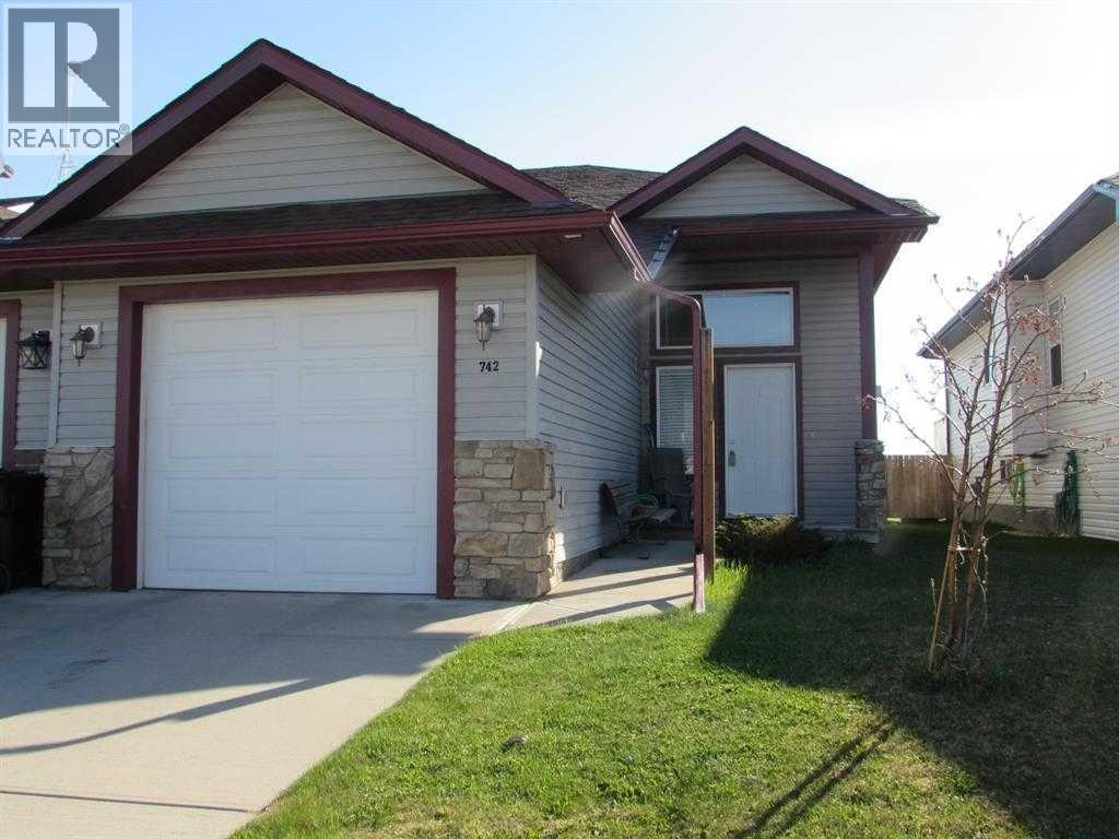 742 Carriage Lane Dr, Carstairs, AB T0M 0N0