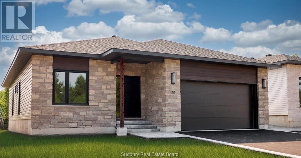 44 Nottingham Ave, Sudbury, ON P3B 2Z7