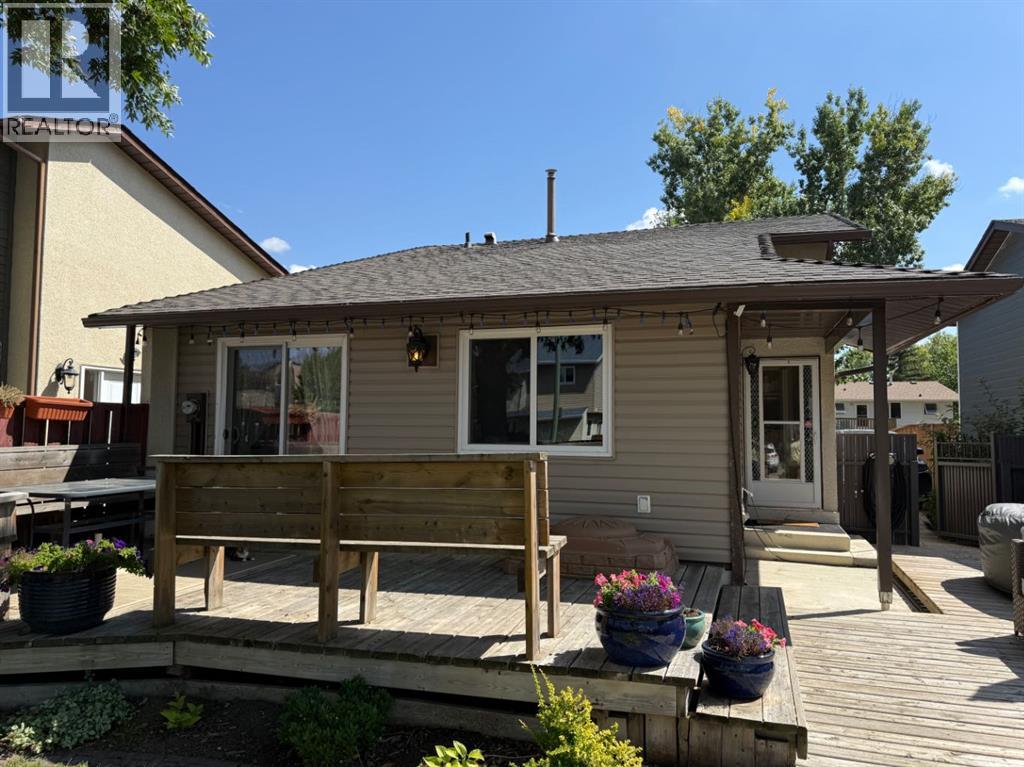 10 Columbia Pl W, Lethbridge, AB T1K 5A8