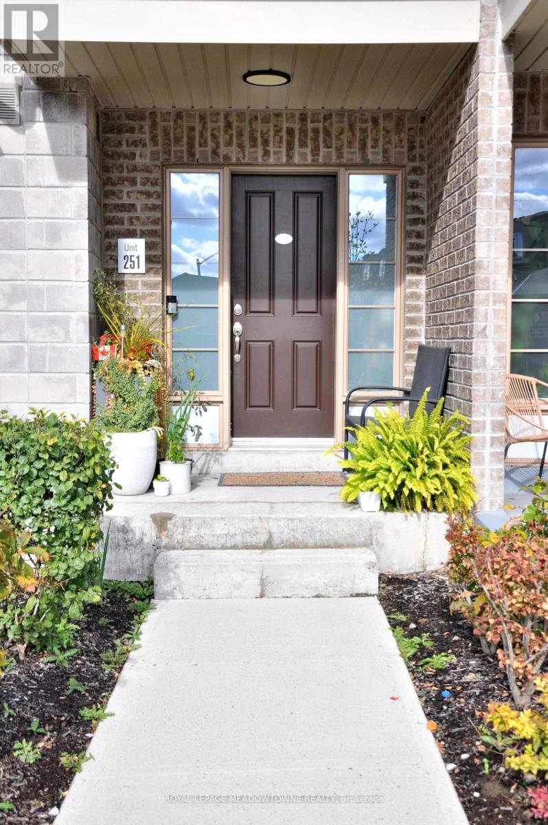 251 60 Parrotta Dr, Toronto, ON M9M 0E5