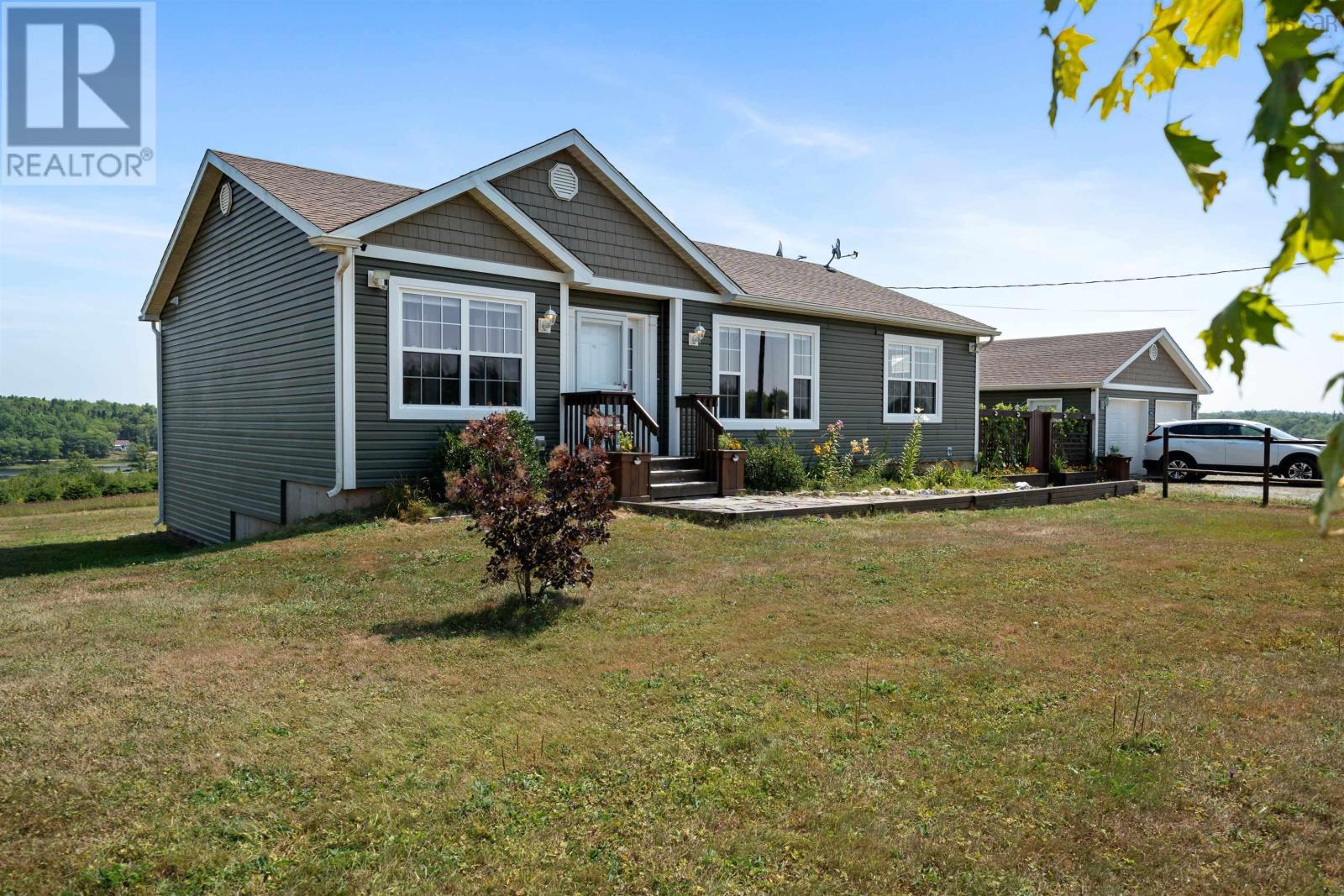 946 Lake Egmont Rd, Lake Egmont, NS B0N 1Y0