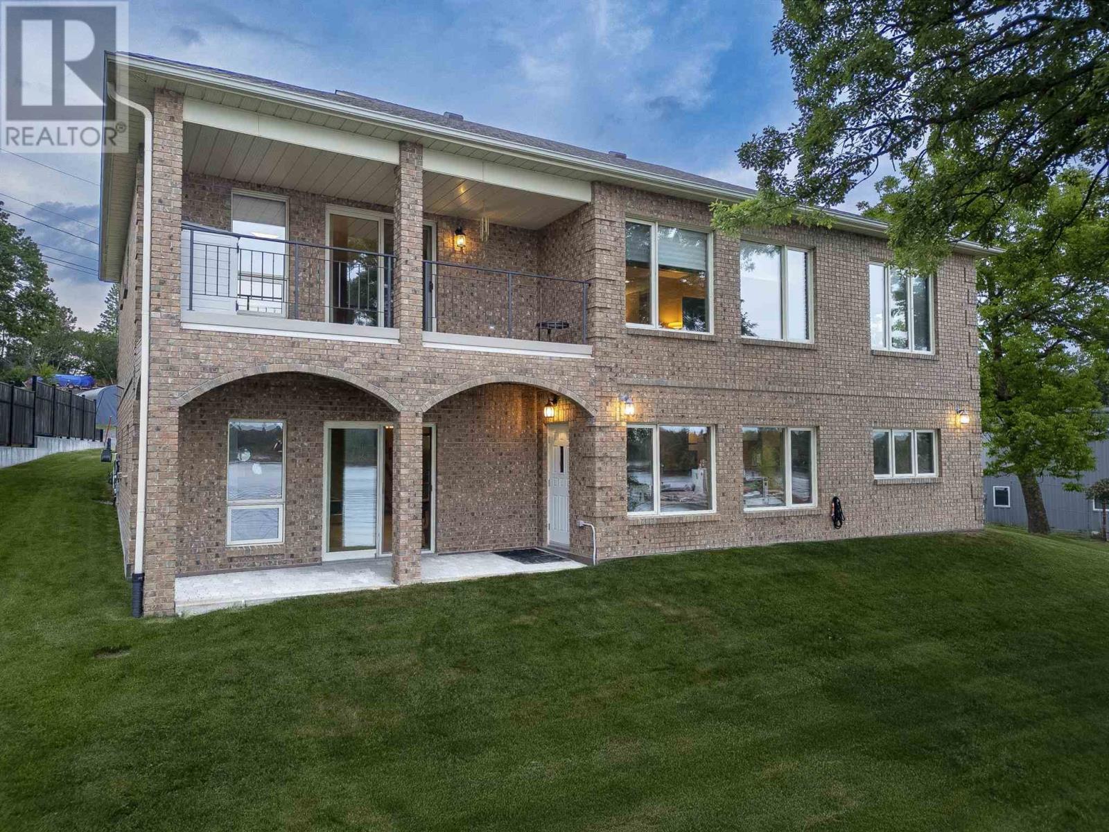 110 Lakeside Cres, Kenora, ON P9N 4H4