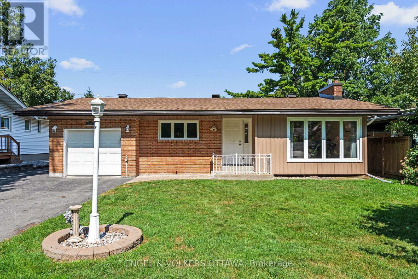 337 Mountbatten Ave, Ottawa, ON K1H 5W2