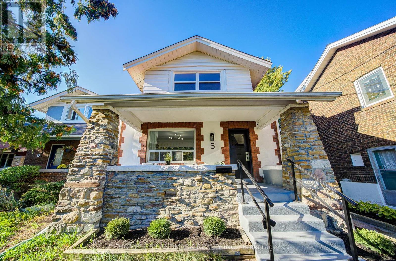 5 Beachview Cres, Toronto, ON M4E 2L4